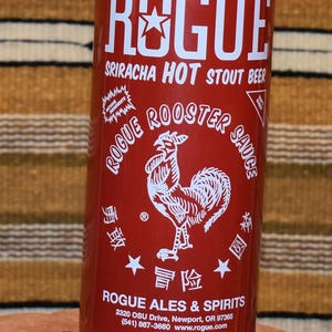 Botella de cerveza decorativa y coleccionable Rogue pintada.