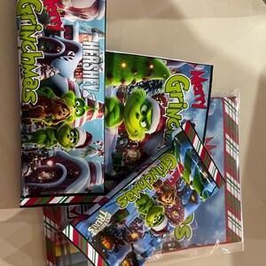 Może przedstawiać: Batony czekoladowe Hershey's i Rice Krispies Treats z opakowaniem w stylu Grincha. Opakowanie przedstawia Grincha, sceny z Whoville i słowa "Merry Grinchmas". Opakowania mają czerwone, białe i zielone akcenty.