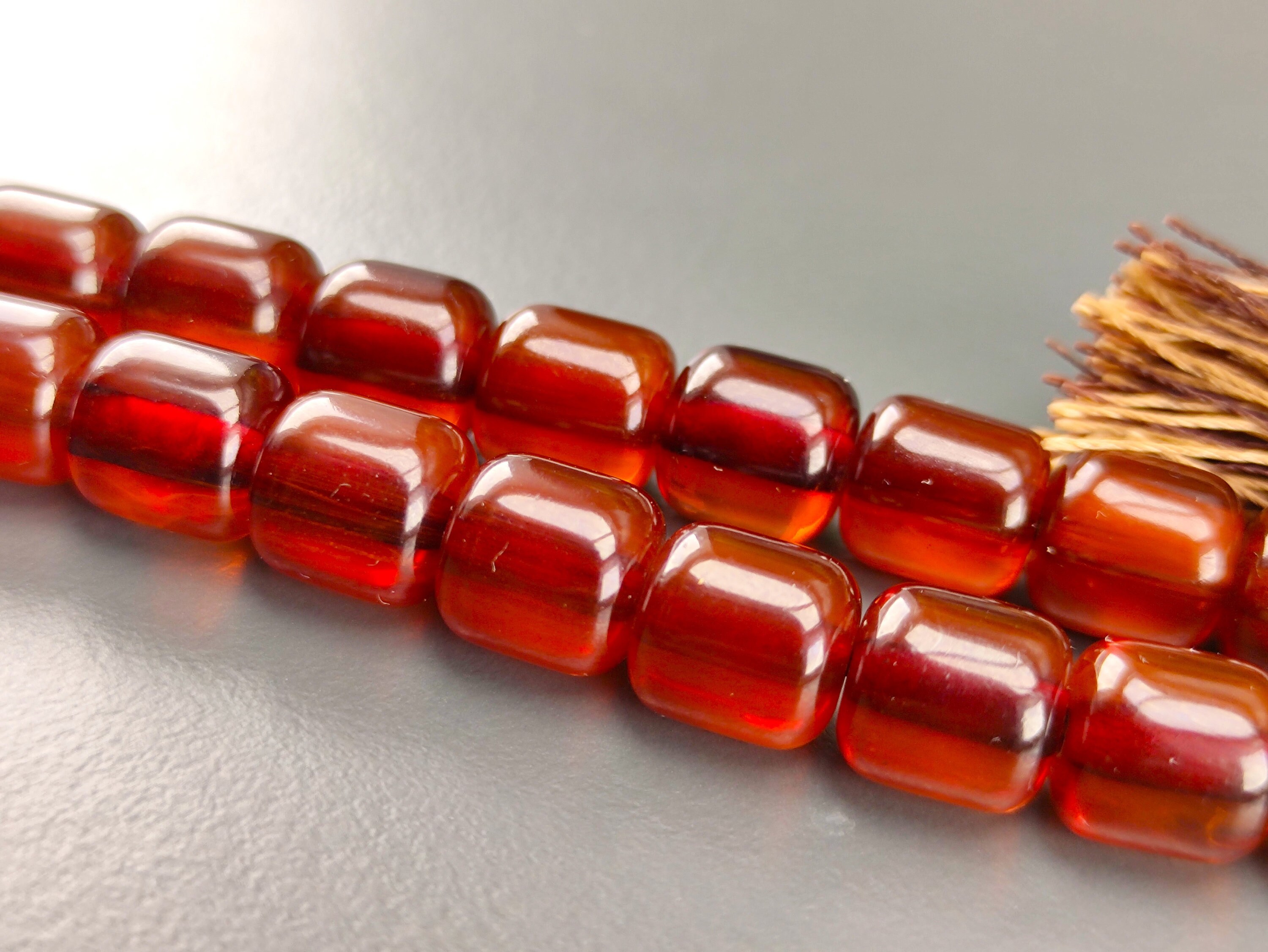 Anciennes Perles De Faturan En Bakélite Couleur Ambre Cerise - Authentiques, Occasion, Sans Marque