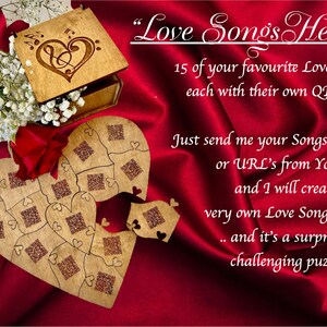Könnte beinhalten: Ein herzförmiges Holzpuzzle mit QR-Codes, neben einer Holzspieluhr mit Herz- und Noten-Design. Der Text lautet "Love Songs Heart" und beschreibt das Puzzle als eine Möglichkeit, ein individuelles Puzzle mit Ihren Lieblingssongs zu erstellen.
