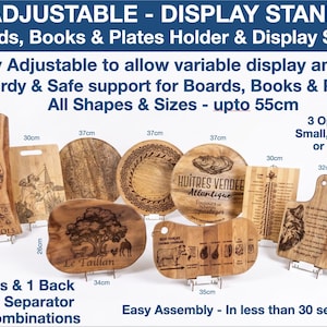 Può includere: Espositore regolabile per tavole, libri e piatti. Il supporto è completamente regolabile e supporta oggetti fino a 55 cm. L'immagine mostra varie tavole di legno con disegni incisi, tra cui un soldato, un albero e testo. Offre 45 combinazioni.