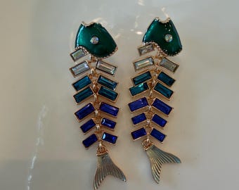 Brincos pendentes articulados em formato de peixe, esmaltados.