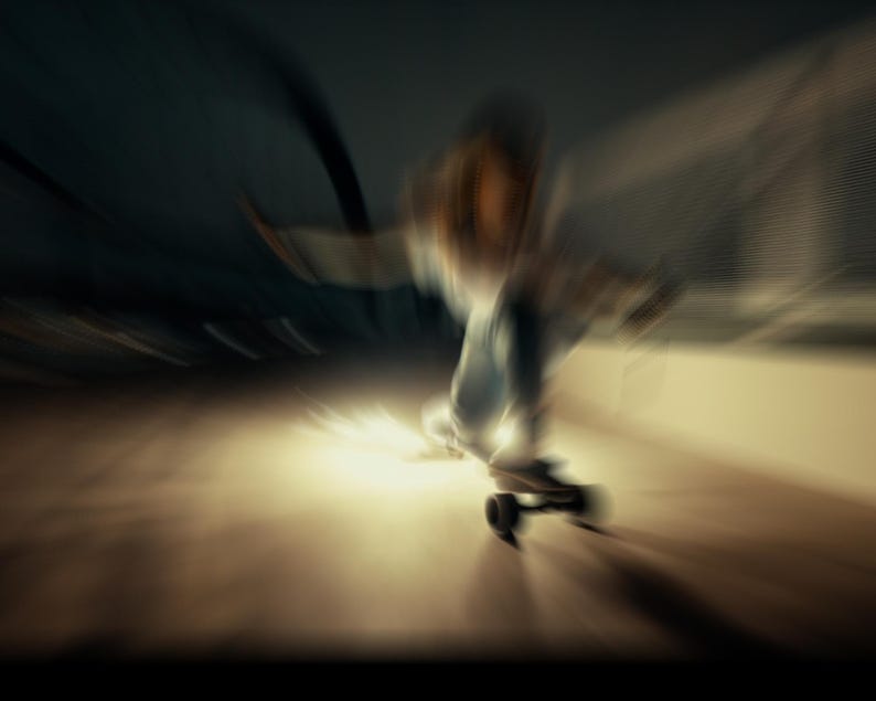 Puede incluir: Una persona montando un longboard de noche con un fondo borroso.