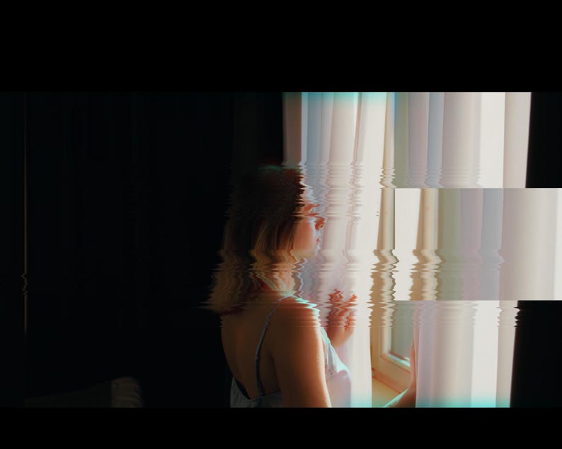 Puede incluir: Una mujer se encuentra de pie junto a una ventana, mirando hacia afuera. La ventana est&aacute; cubierta por una cortina blanca, y la luz del exterior crea un suave resplandor en el rostro de la mujer. La imagen tiene una est&eacute;tica vintage y de ensue&ntilde;o.