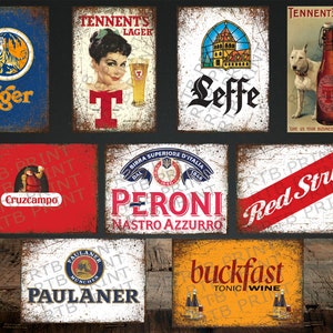 Op de afbeelding: Negen vintage metalen borden met verschillende bier- en drankmerken. De borden tonen een tijger, een vrouw, een kerk, een fles bier, een man, een fles bier, een rode streep, een fles bier en een fles wijn. De borden zijn allemaal in verschillende kleuren en hebben een verweerde uitstraling.
