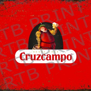 Op de afbeelding: Een rood en wit vintage metalen bord met een cartoonman die een bierglas vasthoudt. Het bord zegt "Cruzcampo" en "Desde 1904".