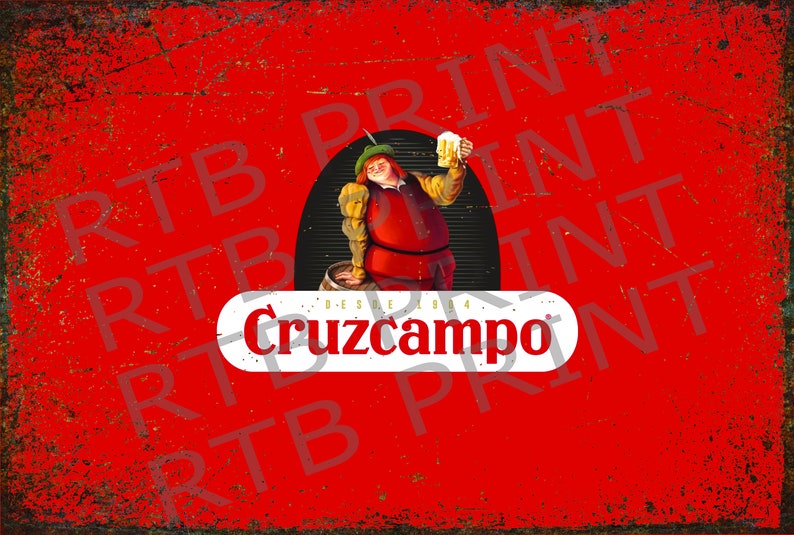 Op de afbeelding: Een rood en wit vintage metalen bord met een cartoonman die een bierglas vasthoudt. Het bord zegt "Cruzcampo" en "Desde 1904".