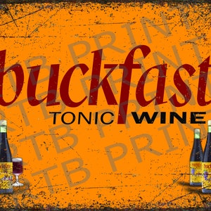 Op de afbeelding: Een vintage metalen bord met een verweerde oranje achtergrond. Het bord heeft de tekst "buckfast tonic wine" in rode en zwarte letters. Er staan vier flessen wijn en een glas wijn op het bord.
