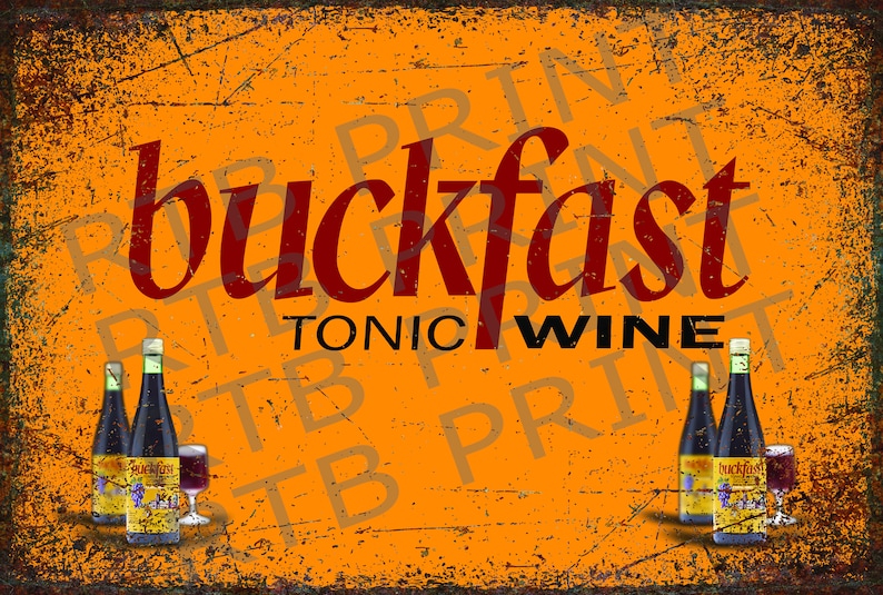 Op de afbeelding: Een vintage metalen bord met een verweerde oranje achtergrond. Het bord heeft de tekst "buckfast tonic wine" in rode en zwarte letters. Er staan vier flessen wijn en een glas wijn op het bord.
