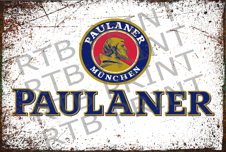 Op de afbeelding: Een vintage-stijl metalen bord met een blauw en gouden logo voor Paulaner M&uuml;nchen bier. Het logo toont een monnikshoofd en de tekst "Paulaner M&uuml;nchen". Het bord bevat ook de tekst "Paulaner" in grote, blauwe letters.