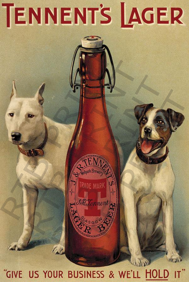 Op de afbeelding: Vintage advertentie voor Tennent's Lager bier met twee honden, een witte bullterri&euml;r en een zwart-witte terri&euml;r, die voor een fles bier zitten. De fles heeft een rood etiket met de tekst "J & R Tennent's Wellpark Brewery Trade Mark J.R. Tennent Lager Beer Glasgow" en de slogan "Give us your business & we'll hold it."