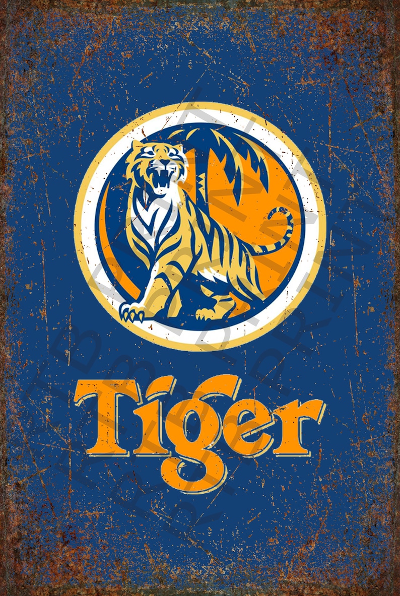 Op de afbeelding: Een vintage metalen bord met een verweerde blauwe achtergrond en een roestige oranje rand. Het bord heeft een cirkelvormig logo met een witte omtrek en een gele tijger erin. De tijger zit op een gele palmboom met een gele zon erachter. Het woord "Tiger" staat in grote oranje letters onder het logo.
