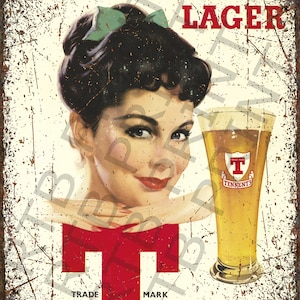 Op de afbeelding: Een vintage metalen bord dat reclame maakt voor Tennent's Lager. Het bord toont een vrouw met een groene strik in haar haar, die naar de kijker kijkt. Een glas bier met het Tennent's-logo staat op de voorgrond. Het bord heeft een roestige, verweerde uitstraling.