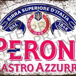 Op de afbeelding: Een vintage metalen bord met een witte achtergrond en een roestige textuur. Het bord heeft het Peroni Nastro Azzurro logo in roze met de tekst "Birra Superiore d'Italia" in blauw en goud. Het jaar "1846" staat ook op het bord.