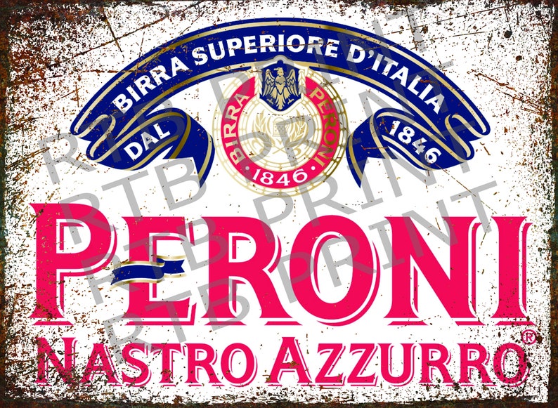 Op de afbeelding: Een vintage metalen bord met een witte achtergrond en een roestige textuur. Het bord heeft het Peroni Nastro Azzurro logo in roze met de tekst "Birra Superiore d'Italia" in blauw en goud. Het jaar "1846" staat ook op het bord.