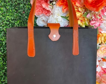 Bolso tote minimalista de piel flor negra con asas color marrón silla de montar