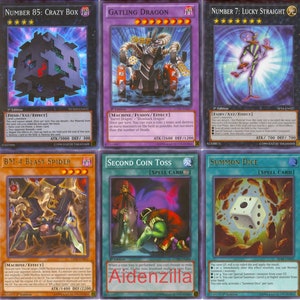 Puede incluir: Una colecci&oacute;n de diez cartas de intercambio de Yu-Gi-Oh! con varios monstruos y cartas de hechizos. Las cartas est&aacute;n en buen estado y tienen una variedad de dise&ntilde;os diferentes.