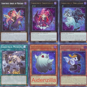 Puede incluir: Un conjunto de diez cartas coleccionables con varios personajes de la serie Ghostrick. Las cartas son azules y moradas con detalles plateados en foil. Las cartas presentan ilustraciones de varios personajes, incluyendo un ghoul, un museo, una ella, un langshi y una linterna.