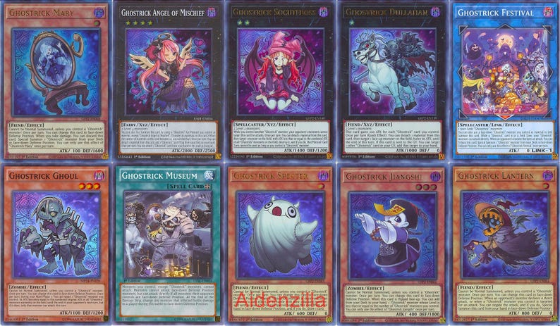 Puede incluir: Un conjunto de diez cartas coleccionables con varios personajes de la serie Ghostrick. Las cartas son azules y moradas con detalles plateados en foil. Las cartas presentan ilustraciones de varios personajes, incluyendo un ghoul, un museo, una ella, un langshi y una linterna.