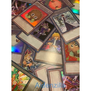 Może przedstawiać: Kolekcja holograficznych kart kolekcjonerskich Yu-Gi-Oh! przedstawiających r&oacute;żne postacie i potwory. Karty są w r&oacute;żnych kolorach, w tym niebieskim, czerwonym, zielonym i fioletowym. Tekst na kartach zawiera "EDYCJA LIMITOWANA" i "Ta karta może być używana jako dowolny żeton."