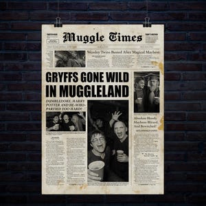 Peut inclure: Une impression de journal vintage intitulée "Muggle Times" avec le titre "Gryffs Gone Wild in Muggleland". L'impression présente des images et du texte en noir et blanc, dont "Weasley Twins Busted After Magical Mayhem" et "Absolute Bloody Mayhem: Blitzed, And Bewitched!"