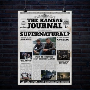 Può includere: Una prima pagina di giornale vintage con il titolo "Soprannaturale?" e diversi articoli su eventi paranormali. Il giornale si chiama "The Kansas Journal" e presenta una foto di due uomini in auto.