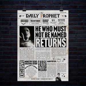 Puede incluir: Un titular de periódico de estilo vintage que anuncia el regreso de "Aquel Cuyo Nombre No Debe Ser Dicho." El periódico The Daily Prophet está fechado el 20 de junio de 1996. El titular está en negrita, en negro y está rodeado por un borde negro. El periódico está impreso en un fondo blanco.