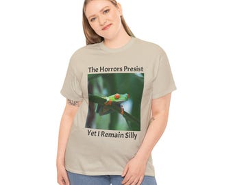 The Horrors Persist Yet I Remain Silly - Lustiges Frosch-Shirt, Meme-Shirt, cooles Shirt, süßes Tier-Shirt, trendiges Shirt