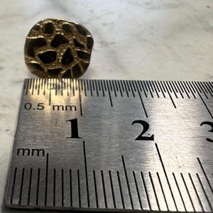 Brincos de pino redondos em forma de pepita de ouro maciço 10k com dois tamanhos disponíveis