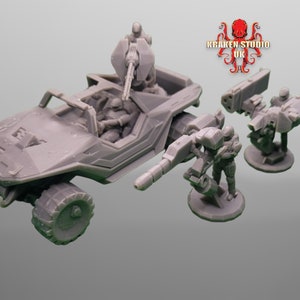 Könnte beinhalten: Ein graues Plastikmodell eines Militärfahrzeugs mit einem montierten Geschütz und drei Figuren. Das Fahrzeug hat eine große, offene Kabine mit einem Fahrer und einem Beifahrer. Die Figuren halten Gewehre und stehen auf Sockeln. Das Modell wurde von Kraken Studio UK hergestellt.