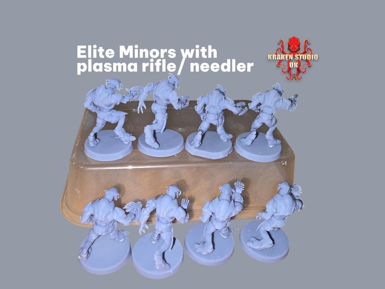 Może przedstawiać: Wyświetlono osiem szarych figurek miniaturowych z napisem "Elite Minors with plasma rifle/ needler". Figurki są w pozach akcji i na okrągłych podstawach. Logo Kraken Studio UK znajduje się w prawym g&oacute;rnym rogu.