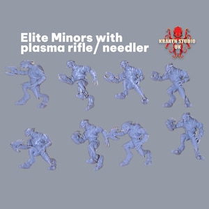 Może przedstawiać: Osiem niebiesko-szarych miniaturowych figurek w dynamicznych pozach, każda z bronią. Tekst "Elite Minors with plasma rifle/ needler" znajduje się nad figurkami, z czerwonym logo ośmiornicy i tekstem "Kraken Studio UK".