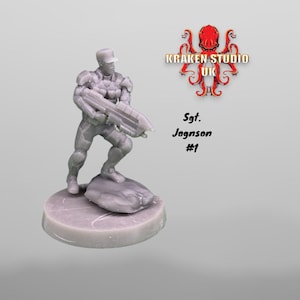 Puede incluir: Una figura miniatura de plástico gris de un soldado sosteniendo un arma. El soldado lleva un casco y tiene una expresión decidida en su rostro. La figura está de pie sobre una pequeña base gris. El texto "Sgt. Jognson #1" está impreso en la imagen.