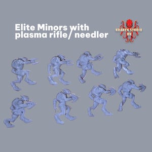 Może przedstawiać: Kolekcja ośmiu jasnoniebieskich figurek Elite Minors, każda w dynamicznej pozie. Figurki trzymają karabiny plazmowe lub needlery. Tekst "Elite Minors with plasma rifle/ needler" jest wyświetlany nad figurkami.