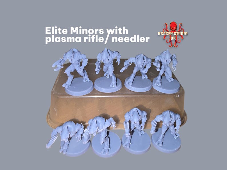 Może przedstawiać: Osiem szarych figurek miniaturowych, każda na okrągłej podstawie. Figurki są humanoidalne z opancerzonymi cechami i są oznaczone jako "Elite Minors with plasma rifle/ needler". Widoczne jest logo Kraken Studio UK.