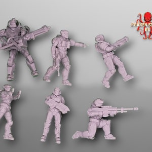 Op de afbeelding: Zes ongeverfde plastic miniatuurfiguren van soldaten in verschillende poses, met wapens in de hand. De figuren zijn lichtpaars.