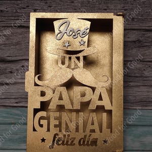 Może przedstawiać: Złoty drewniany znak z napisem "Jose UN PAPA GENIAL feliz dia" i wyciętym kapeluszem, wąsem i gwiazdami.