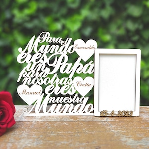 May include: White wooden picture frame with a cutout design that reads "Para el Mundo eres un Papa para nosotras eres nuestro Mundo". The names Esmeralda, Cintia, and Manuel are included in the design. The date 15-4-2023 is also included in the design.