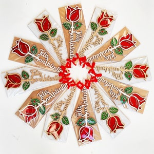 Puede incluir: Doce tarjetas de madera para el D&iacute;a de San Valent&iacute;n con rosas rojas y el texto "Feliz San Valent&iacute;n" en cada tarjeta.