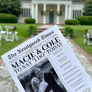 Może przedstawiać: Program ślubny w stylu gazety zatytułowany "The Newlywed Times" z nagłówkiem "Macie & Cole To Say 'I Do' Today". Program zawiera czarno-białe zdjęcie pary i listę wydarzeń ceremonii. Tło przedstawia miejsce wesela.