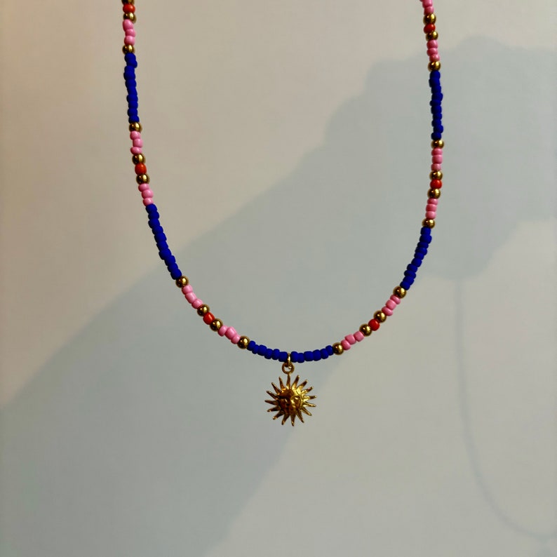 Collier ras de cou perles de rocaille bleu électrique et doré avec pendentif œil, bijou en acier inoxydable et réglable image 3