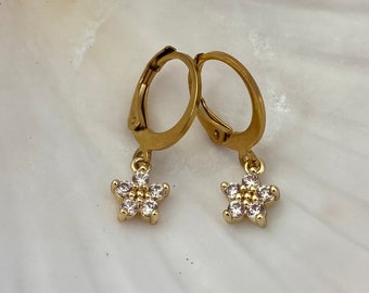 Par de pendientes de flores con strass, cobre, circonitas y acero inoxidable.