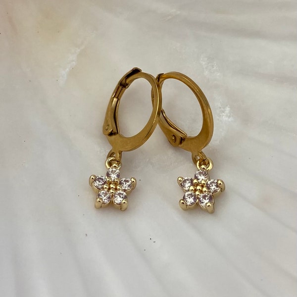 Paire de boucles d’oreilles fleur à strass, zirconium cuivre et acier inoxydable