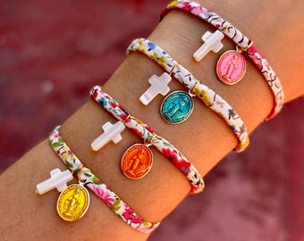 Pulsera de cordón Liberty floral colorido y colgantes de cruz de nácar y virgen de colores.