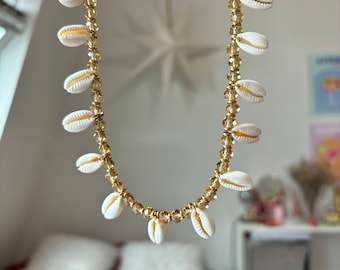 collier ras de cou coquillages cauris grains de café pendants avec perles facettées brillantes et détails en acier inoxydable.