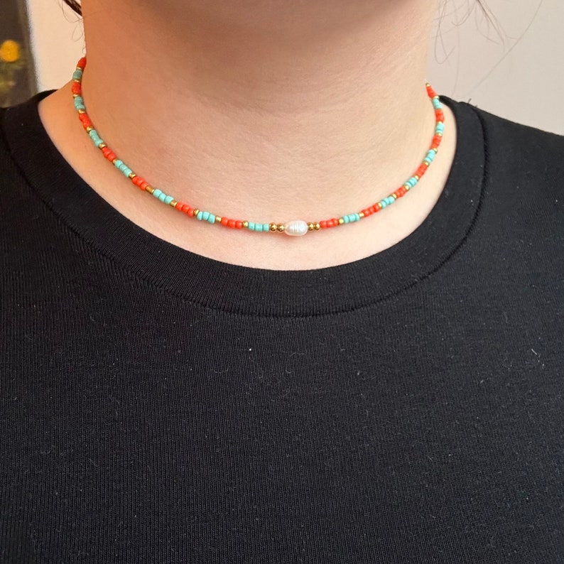 Collier ras de cou perles de rocaille bleu électrique et doré avec pendentif œil, bijou en acier inoxydable et réglable 2 bleu orange perle