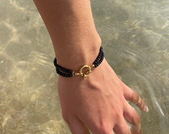 Pulsera de doble hilera con cuentas facetadas y cierre de resorte de acero inoxidable.