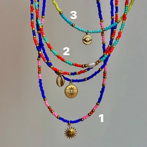Collier ras de cou perles de rocaille bleu électrique et doré avec pendentif œil, bijou en acier inoxydable et réglable image 2