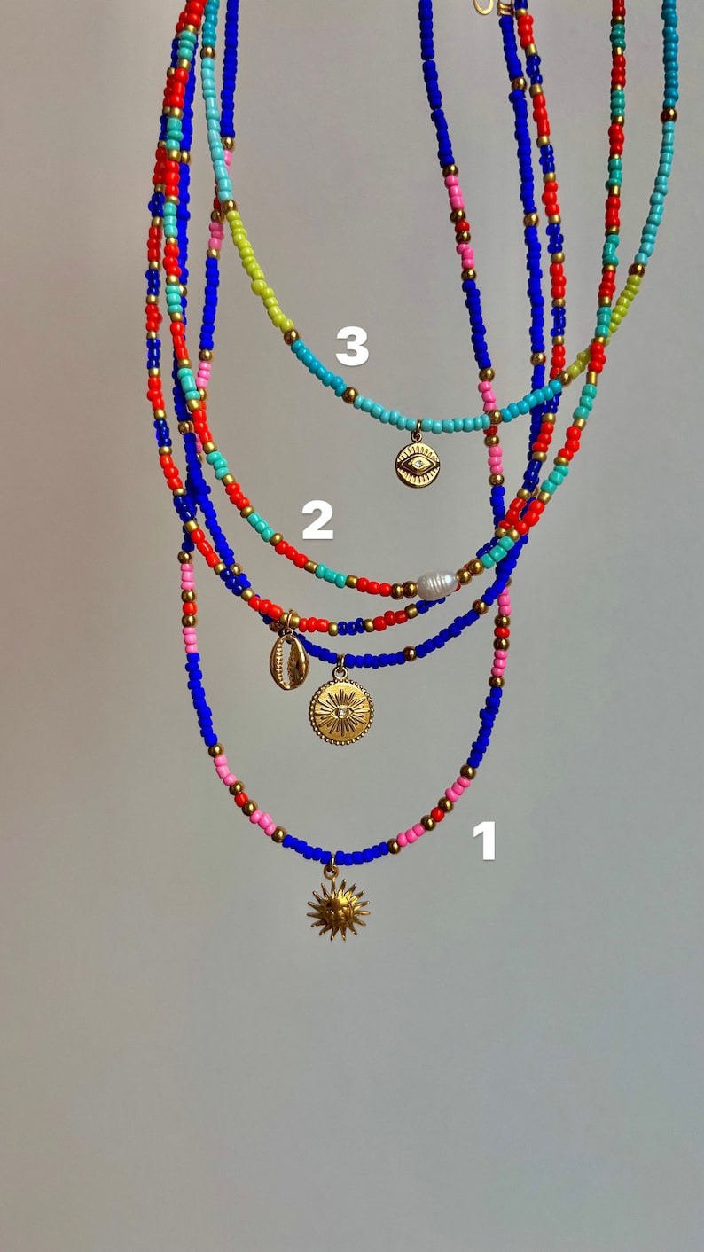 Collier ras de cou perles de rocaille bleu électrique et doré avec pendentif œil, bijou en acier inoxydable et réglable image 2