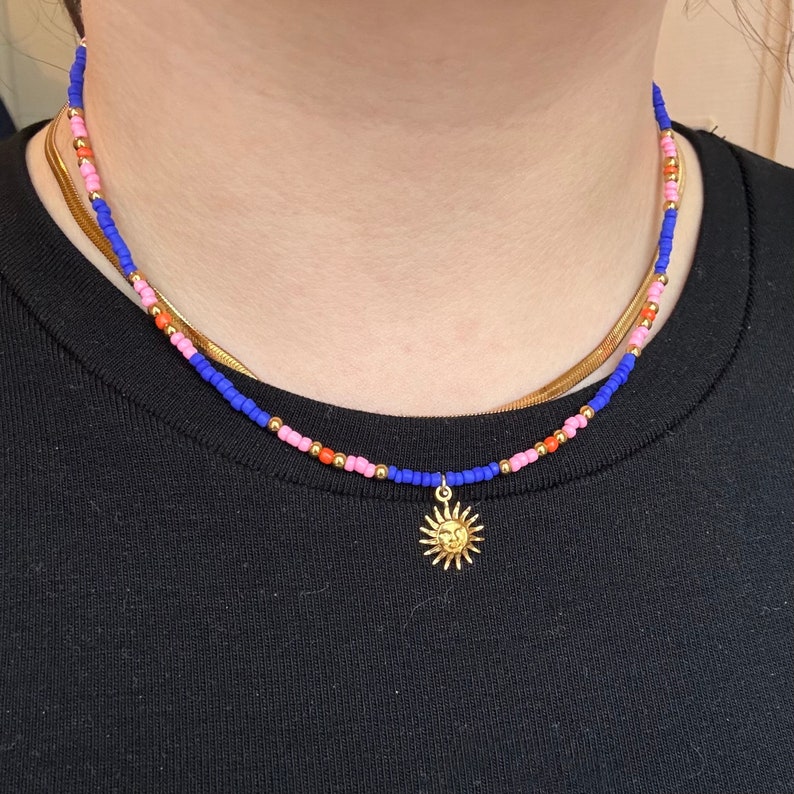 Collier ras de cou perles de rocaille bleu électrique et doré avec pendentif œil, bijou en acier inoxydable et réglable 1 collier soleil